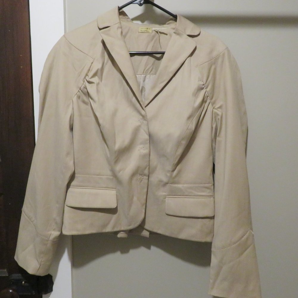 Max Studio - beige tan - fitted cropped - blazer suit jacket - Size 10 - EUC